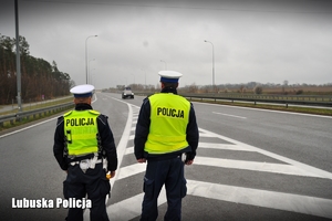 Policjanci drogówki przy drodze ekspresowej S3.