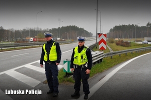 Policjanci drogówki przy drodze ekspresowej S3.