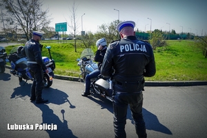 Policjanci podczas kontroli drogowej motocykla