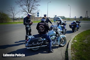 Policjanci podczas kontroli drogowej motocykla