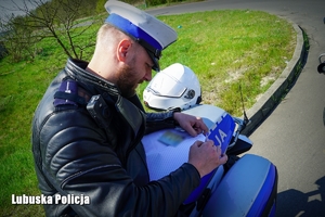 Policjant wypisuje dokumenty