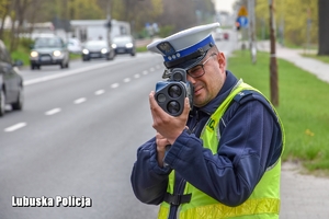 policjant kontroluje prędkość pojazdów