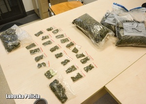 Woreczki z marihuaną rozłożone na biurku
