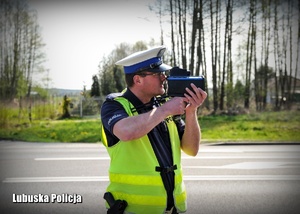 Policjant mierzy prędkość