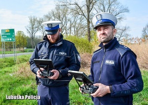 Policjanci obsługujący konsolę sterującą dronem