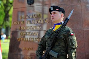 Żołnierz z posterunku honorowego przy pomniku Marszałka Piłsudskiego