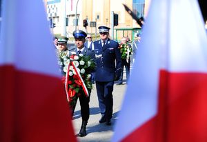 Komendant Wojewódzki Policji w Gorzowie Wielkopolskim składa wieniec pod pomnikiem Marszałka Piłsudskiego
