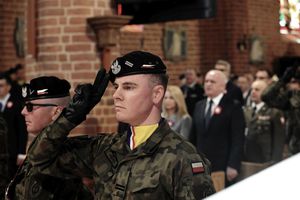 Żołnierze z kompanii honorowej salutują
