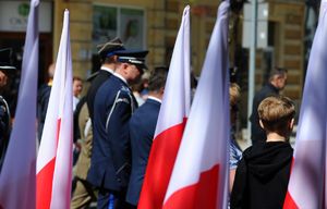 Komendant Wojewódzki Policji w Gorzowie Wielkopolskim na tle flag Polski