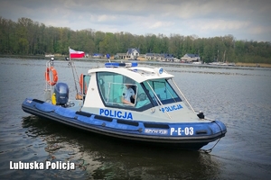 Policyjna motorówka na wodzie