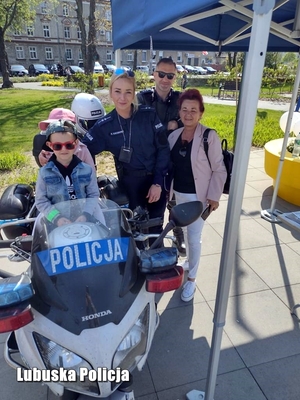 Dzieci na policyjnym motocyklu wraz z policjantka i opiekunem