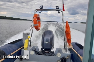 policyjna łódź płynie nad jeziorem