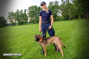 Policjantka z psem służbowym