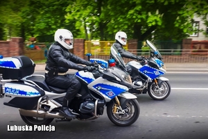 Policjanci ruchu drogowego na motocyklach