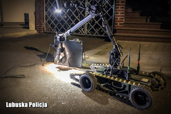 Policyjny robot trzyma ładunek wybuchowy