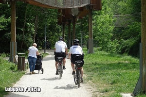 policyjny patrol rowerowy jedzie przez park