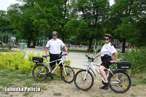 policyjny patrol rowerowy w parku