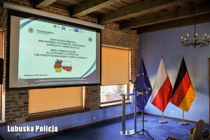 Sala konferencyjna z flagami Unii Europejskiej, Polski i Niemiec