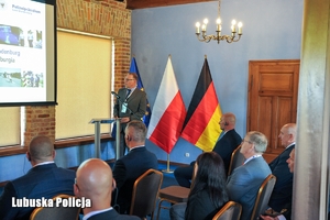 Przedstawiciel delegacji niemieckiej przemawia na szkoleniu