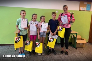 Uczniowie ze szkoły w Podmokłe Małe którzy zajęli drugie miejsce w konkursie