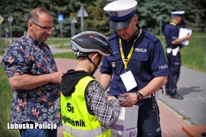 Policjant w rozmowie z rowerzystą