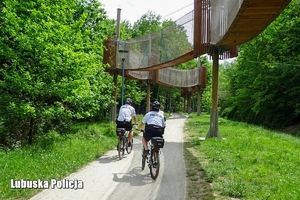 Patrol rowerowy na tle siatki rekreacyjnej