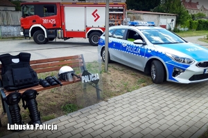 Policyjny sprzęt i radiowóz na pikniku