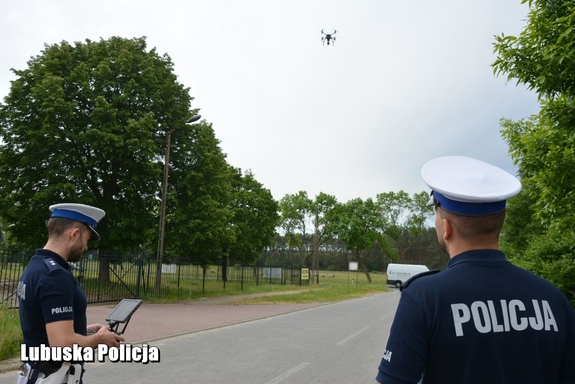 policjanci obserwują drona