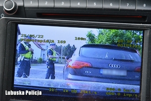 policjanci prowadzący kontrolę drogową widziani w wideorejestratorze