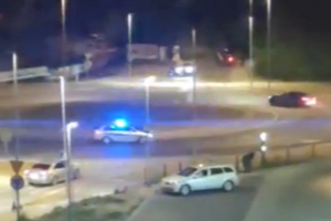Policyjny radiowóz na rondzie zatrzymuje kierowce BMW