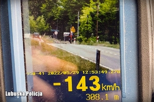 Obraz z rejestratora pokazujący wykroczenie kierowcy motocykla