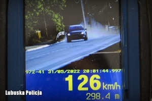 Obraz pomiaru prędkości z policyjnego miernika