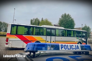 Policjanci przeprowadzają kontrolę autokaru