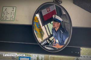 Policjant sprawdza sprawność autokaru