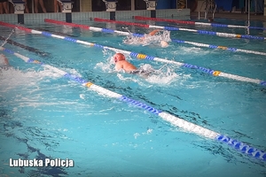 Policjanci podczas szkolenia z umiejętności pływania