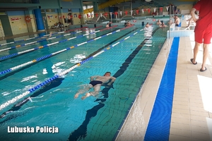 Policjanci podczas szkolenia z umiejętności pływania
