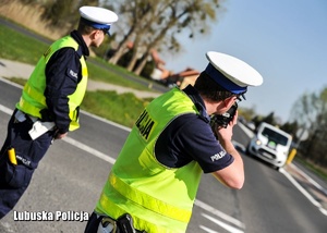 Policjanci dokonują pomiaru prędkości