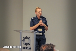 policjantka przemawia przez mikrofon