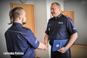 Komendant Wojewódzki Policji gratuluje policjantowi.