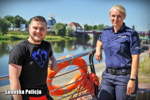 Ratownik medyczny i policjantka na nadwarciańskim bulwarze - w tle rzeka.