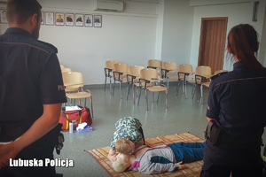 Policjantka i policjant przeprowadzają egzamin z resuscytacji