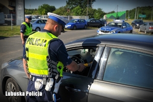 Policjant przeprowadza kontrolę trzeźwości