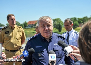 I Zastępca Komendanta Wojewódzkiego Policji w Gorzowie Wielkopolskim inspektor Bogdan Piotrowski na konferencji prasowej.