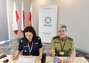 Policjantka i funkcjonariuszka Straży Granicznej podczas szkolenia.