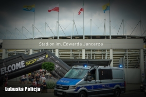 Policyjny radiowóz przy stadionie
