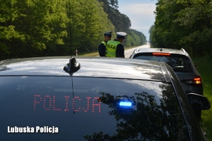 Policjanci podczas kontroli drogowej