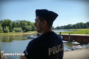 Policjant obserwuje akwen wodny