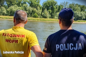 Policjant i ratownik WOPR strzegą kąpieliska