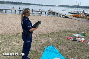 policjantka kontroluje rejon plaży