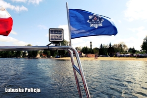 flagi na policyjnej łodzi